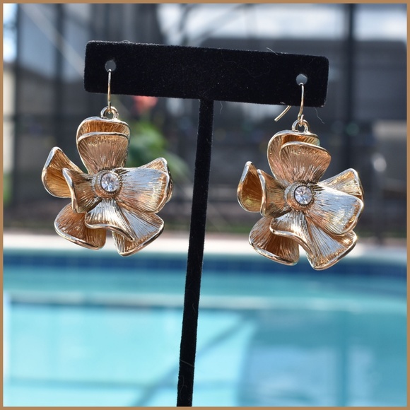 gold tone flower earrings - Picture 6 of 9